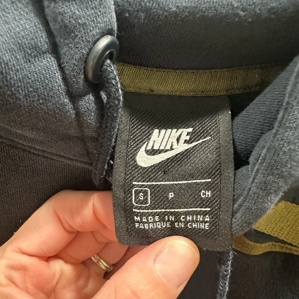 Nike Sportswear Club NSW Black olive green Sweatshirt cursive hoodie small